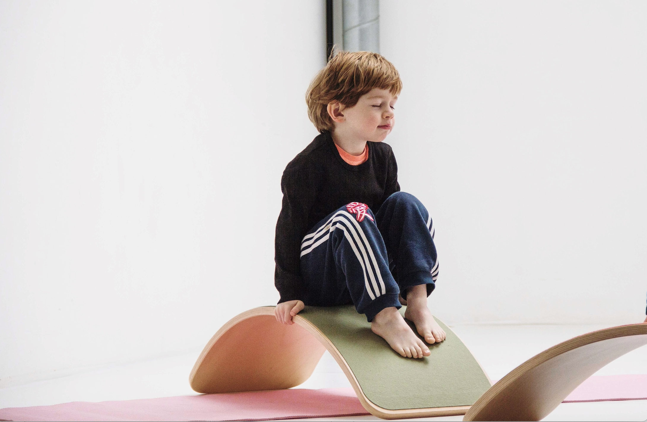 Yoga et WOBBEL (groupe mélangé) Yoga pour les plus petits à partir de 18 mois et les plus grands 3/4ans à 8 ans (sans les parents)