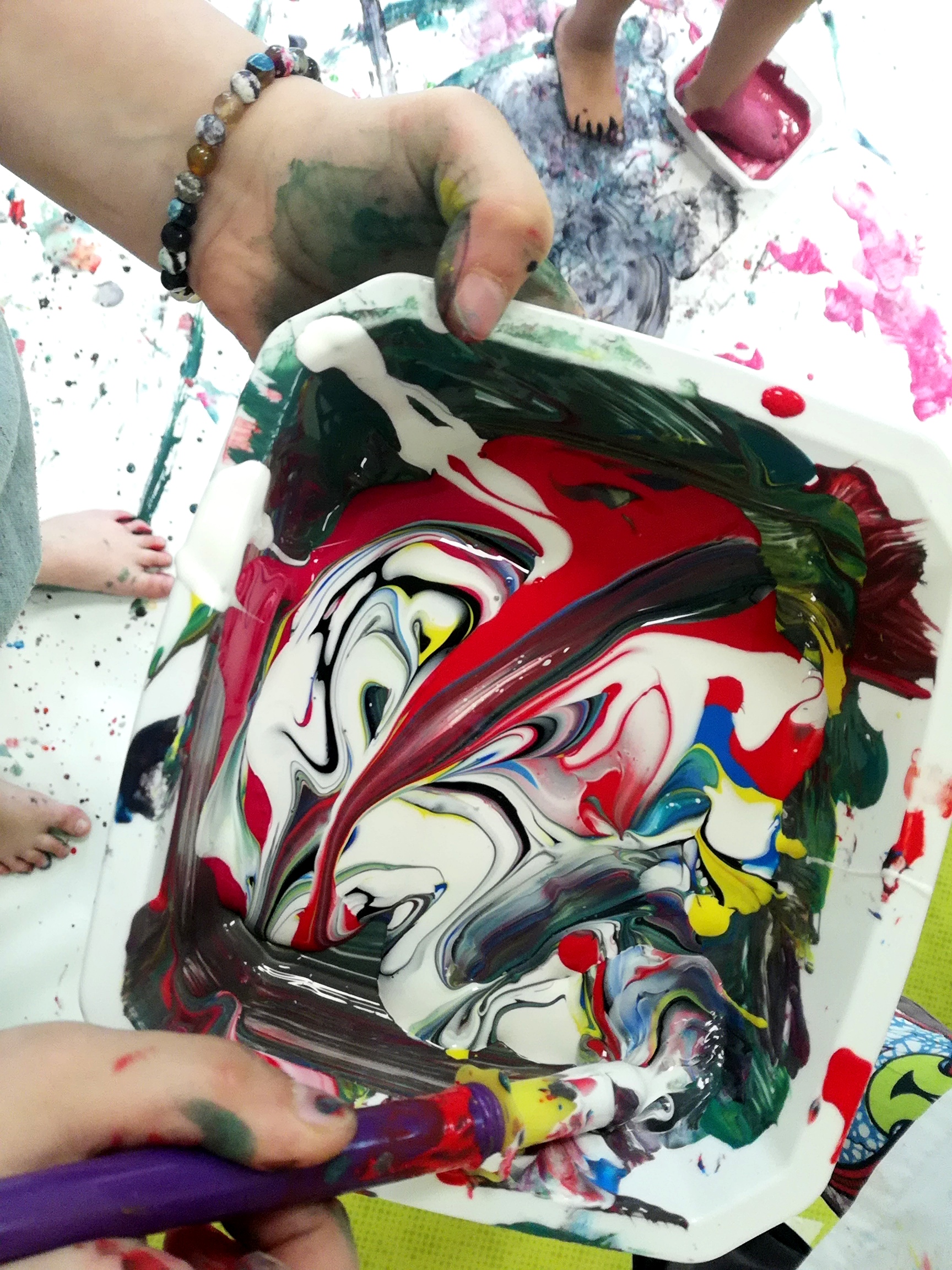 Atelier parents-enfants autour des arts plastiques (18m-10ans) - Peinture, mouvements et expériences... sur tapis de papier !